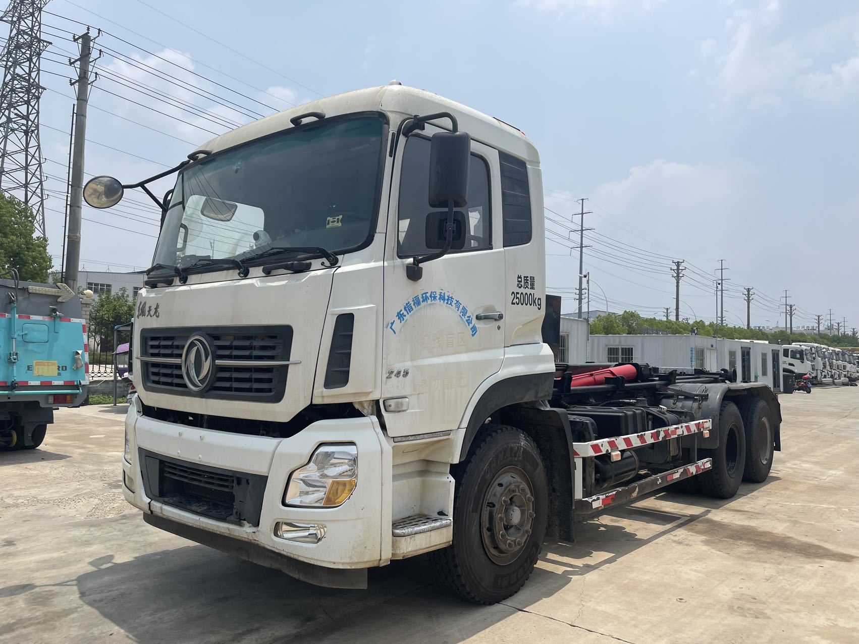 天龍后八輪勾臂(同款2臺) 2??年份：2019年5月 3??發動機：康機245馬力，國五 4??底盤配置：東風天龍底盤，5700軸距，7檔變速箱，1100鋼絲