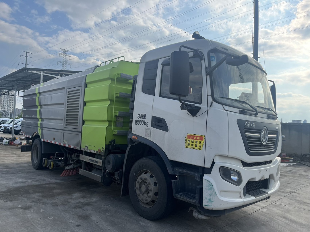 二手中聯16方洗掃車 2??年份：2021年5月 3??發動機：康機230馬力，國六 3??底盤配置：東風天錦底盤，六檔變速箱，5300軸距，275真空胎 4?