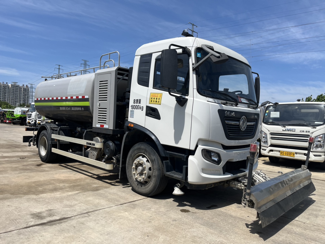 二手國六東風天錦清洗車 2??年份：2021年5月 3??發動機：康機230馬力，國六 4??底盤配置：東風天錦底盤，六檔變速箱，4500軸距，275真空胎，