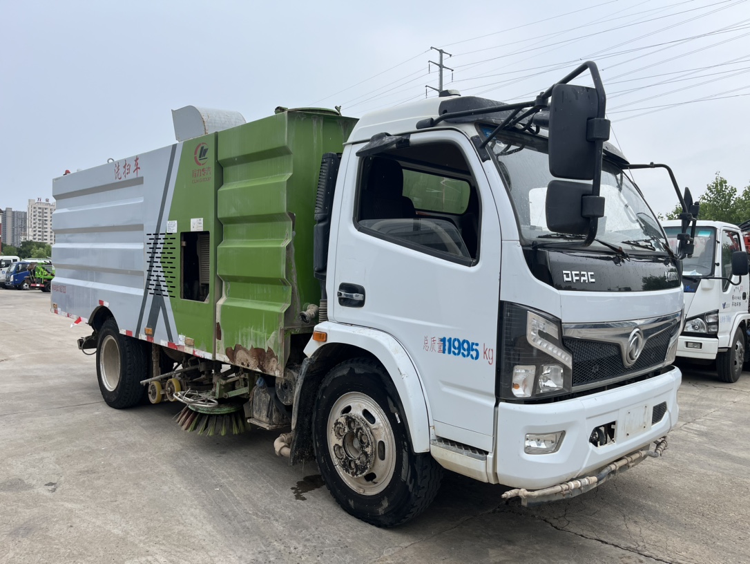 二手國六8方洗掃 2??年份：2021年4月 3??發動機：云內150馬力，國六 4??底盤配置：東風福瑞卡底盤，3800軸距，825鋼絲胎，六檔變速箱。 5?